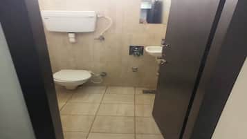 Deluxe-rum | Badrum | Dusch, gratis toalettartiklar, handdukar och tvål