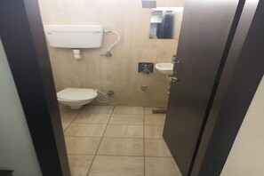 Deluxe Room | Bathroom | Shower, free toiletries, towels, soap - Hotel Hari Palace (Rajkot)