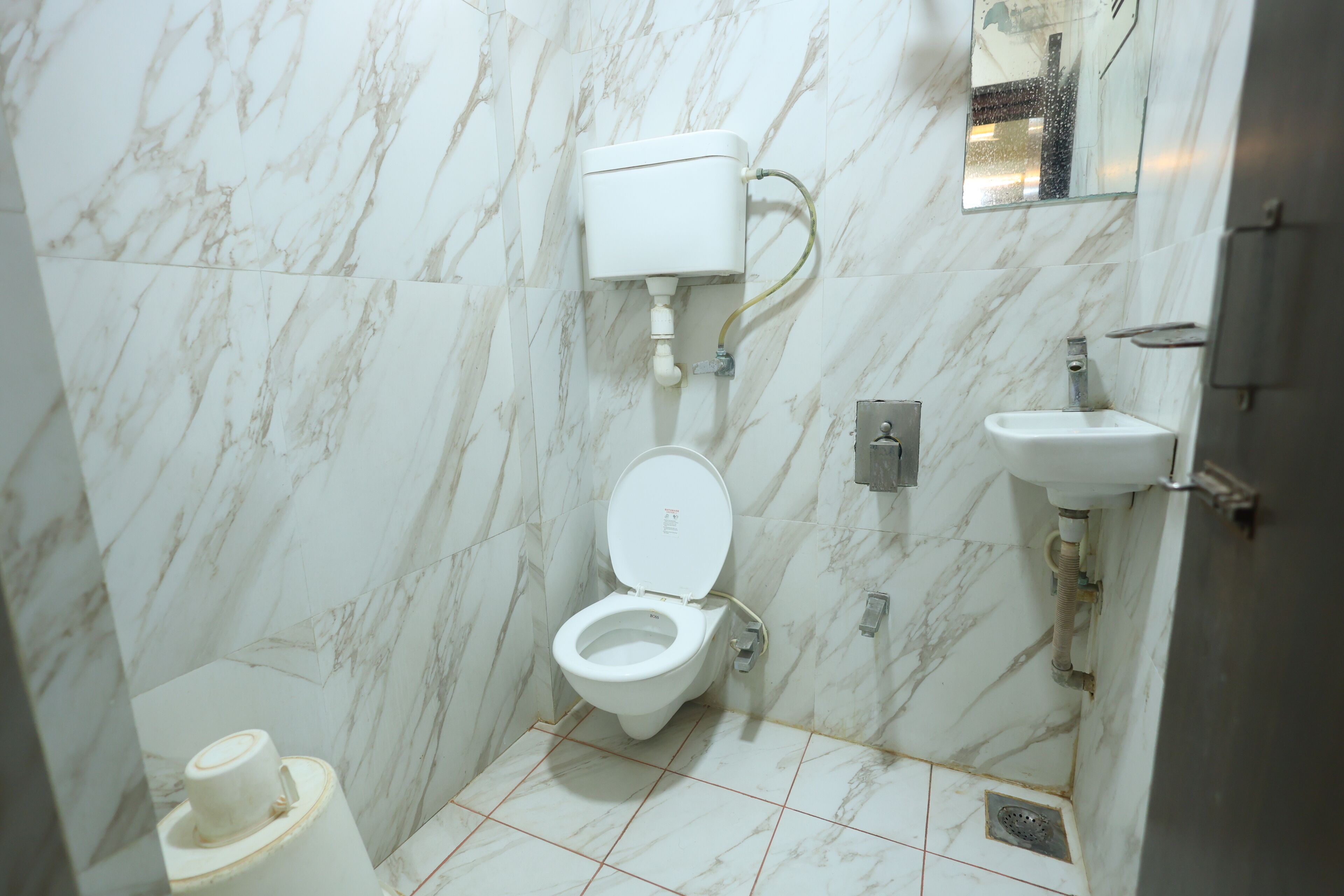 Deluxe Room | Bathroom | Shower, rainfall showerhead, eco-friendly toiletries, slippers