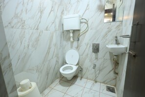 Deluxe Room | Bathroom | Shower, rainfall showerhead, eco-friendly toiletries, slippers - Hotel Hari Palace (Rajkot)