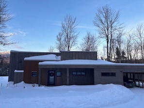 Exterior - Spectacular Hunger Mountain View in Middlesex (Middlesex)