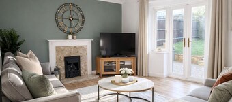 SPACIOUS 4 BEDROOM HOUSE | Perfect for Contractor| Driveway Parking | Sleeps 7