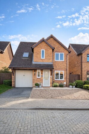 Exterior - SPACIOUS 4 BEDROOM HOUSE | Perfect for Contractor| Driveway Parking | Sleeps 7 (Furzton)