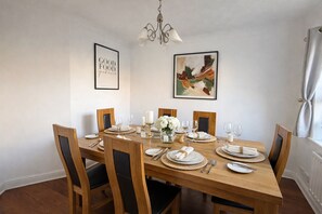 Dining - SPACIOUS 4 BEDROOM HOUSE | Perfect for Contractor| Driveway Parking | Sleeps 7 (Furzton)