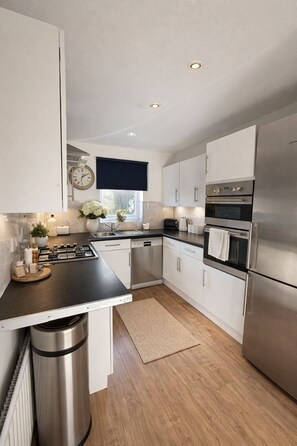 Private kitchen - SPACIOUS 4 BEDROOM HOUSE | Perfect for Contractor| Driveway Parking | Sleeps 7 (Furzton)