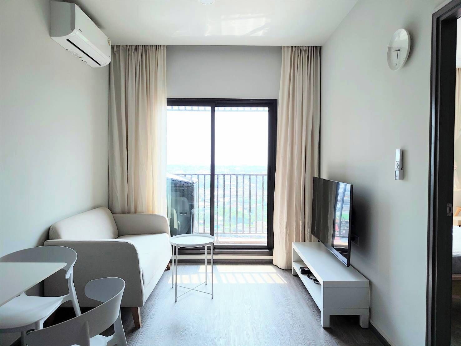 Dormitorio compartido, 1 habitación, con acceso para personas discapacitadas, balcón | Sala de estar