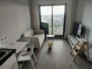 Gemeinsamer Schlafsaal, 1 Schlafzimmer, barrierefrei, Balkon | Wohnzimmer