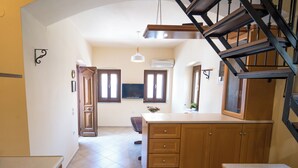 Una cocina con armarios de madera, una encimera y una escalera.