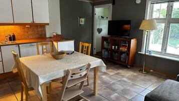 Leilighet, 1 soverom, terrasse, hageutsikt | Spisestue