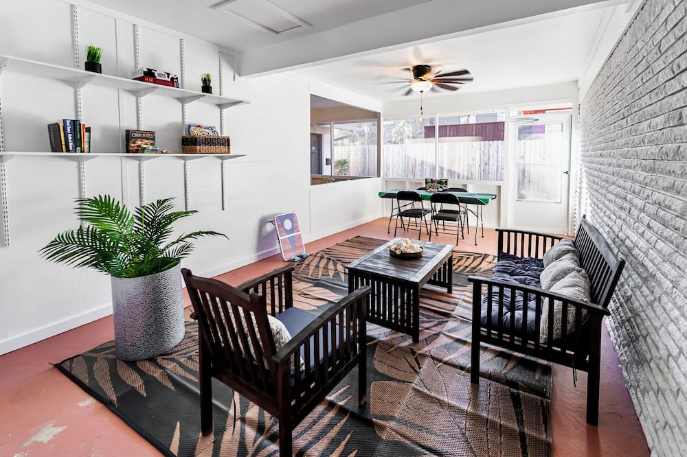 Walk to Campus: Creekside Austin Duplex!