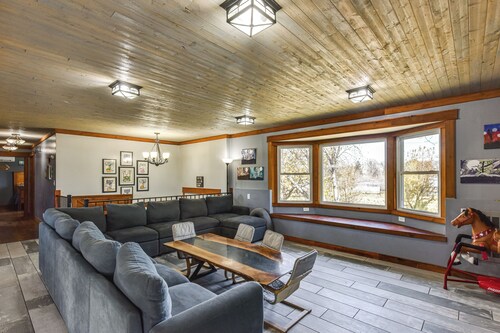 600-sq-ft Deck! Hutchinson Retreat on 5 Acres