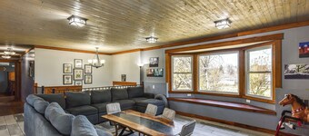 600-sq-ft Deck! Hutchinson Retreat on 5 Acres