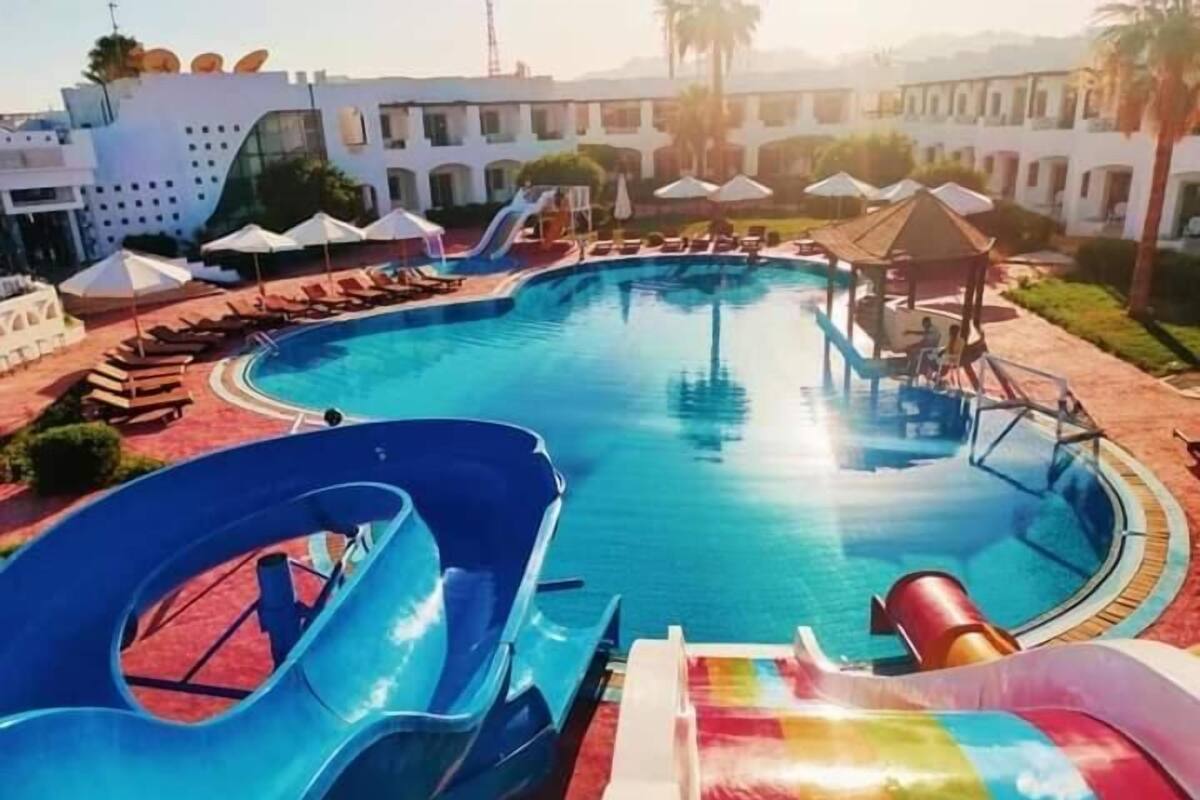 Deluxe enkelrum - utsikt mot poolen | Badrum | Hårtork, handdukar, tvål och schampo