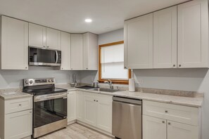 House (3 Bedrooms) | Interior - 1 Mi to Rock Riverfront: Pet-friendly Retreat! (Rock Falls)