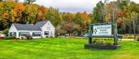 A white building with a sign indicating it's a resort at Stowe.