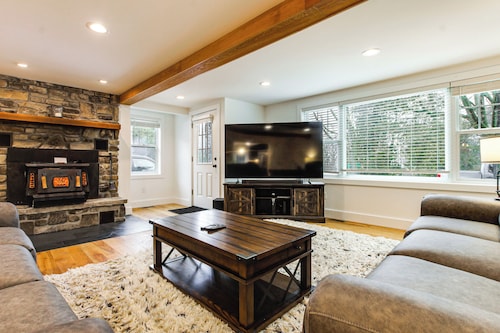 3 Mi to Sister Bay Beach: Family Home w/ Yard
