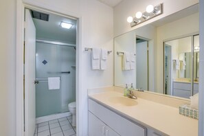 Interior - Walk to Waikiki Beach: Deluxe Studio + Pool Access (Honolulu)