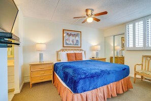 Interior - Walk to Waikiki Beach: Deluxe Studio + Pool Access (Honolulu)