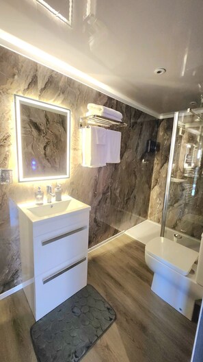 مجففات شعر، مناشف، صابون، شامبو