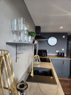 Kühlschrank, Ofen, Wasserkocher, Toaster