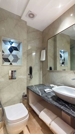 Room | Bathroom | Shower, towels, soap, shampoo - Nanak Niwas Beacon New Delhi Paharganj (New Delhi)