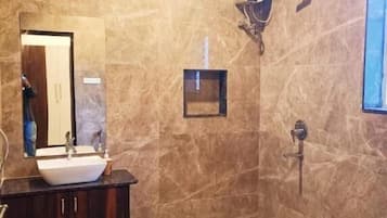 Shower, free toiletries, towels, shampoo