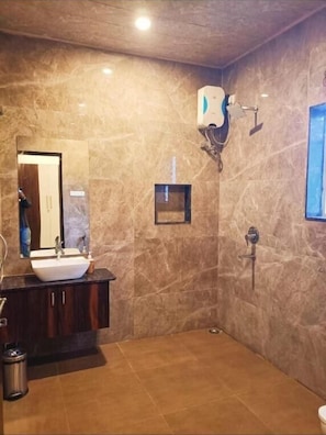 Shower, free toiletries, towels, shampoo - Karhandla Tigers Farm And Resort (UMRED)