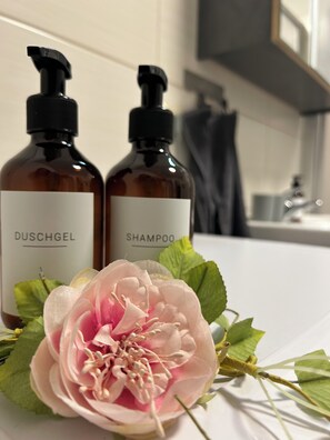 تجهيزات دش، مجففات شعر، مناشف، صابون