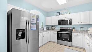 Fridge, microwave, oven, dishwasher - 1614 Ironwood - Barefoot Resort Rentals (North Myrtle Beach)