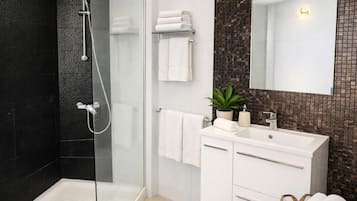 Dusche, Haartrockner, Handtücher