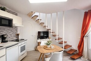 Frigorífico, microondas, horno y cafetera o tetera