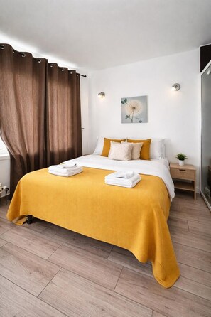 Fer et planche à repasser, Wi-Fi gratuit, draps fournis