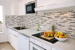 Een koelkast, een magnetron, een oven, een koffiezetapparaat/waterkoker