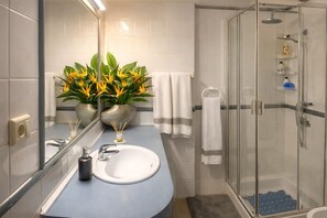 Shower, hair dryer, towels - Balcon con Vistas al Mar, Relax, Wifi, Pool (Costa del Silencio)