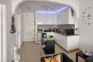 Fridge, microwave, coffee/tea maker, electric kettle - Balcon con Vistas al Mar, Relax, Wifi, Pool (Costa del Silencio)