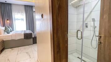 Chambre Deluxe, balcon, vue ville | Salle de bain