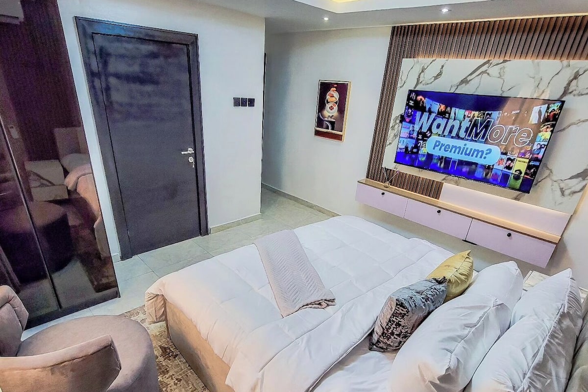 Deluxe Room, Balcony, City View | Desk, laptop workspace, blackout curtains, free WiFi
