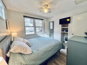 3 slaapkamers, een strijkplank/strijkijzer, reisbedje, gratis wifi