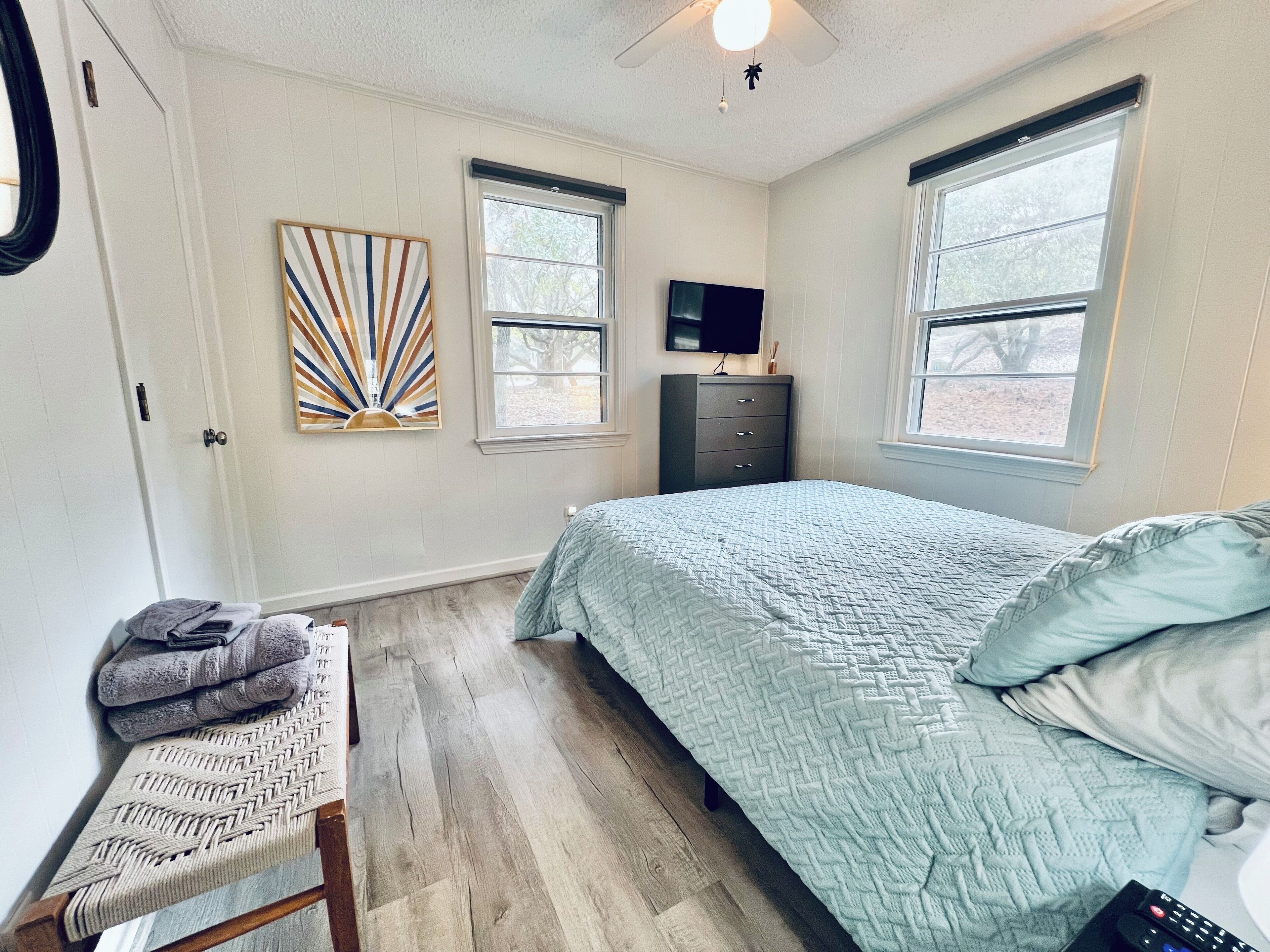 3 quartos, ferros/tábuas de passar roupa, berço de viagem