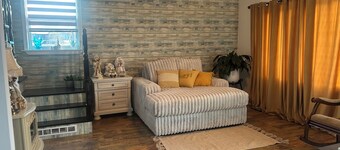 Relaxing waterfront experience away from home. Amazing sunsets! Tranquility plus