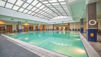 Piscina coperta, piscina stagionale all'aperto, ombrelloni da piscina