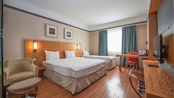 Kamar Quadruple Keluarga | Meja kerja, ruang kerja ramah laptop, dan Wi-Fi gratis