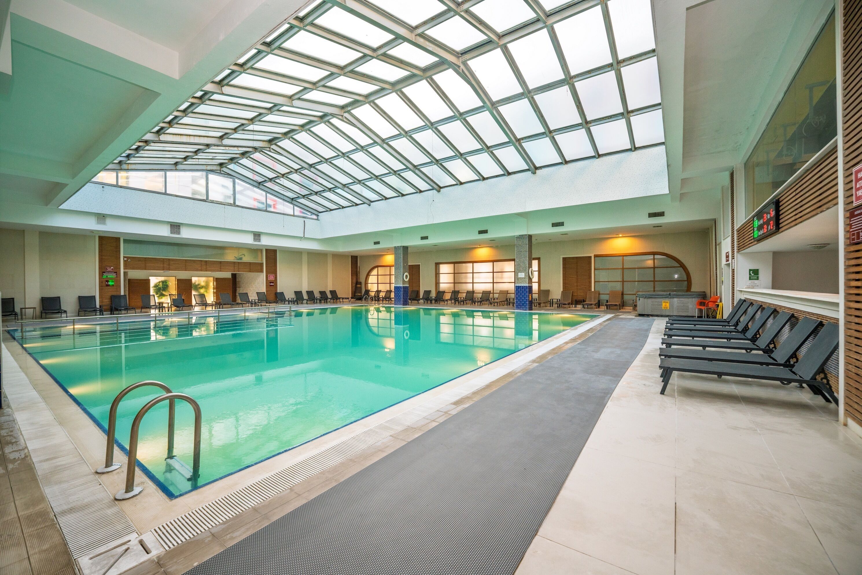 Kolam renang indoor dan kolam renang outdoor musiman