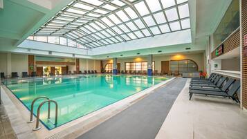 Kolam renang indoor dan kolam renang outdoor musiman