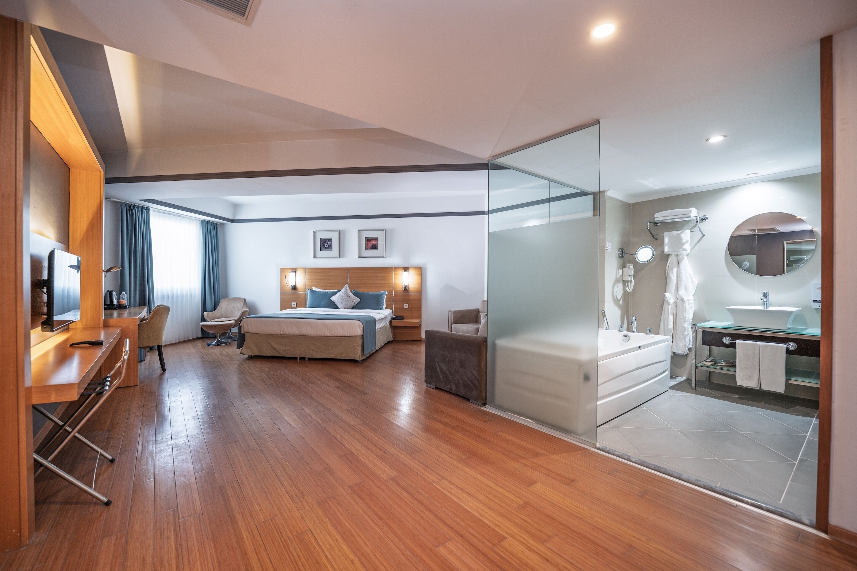 Classic Suite | Desk, laptop workspace, free WiFi