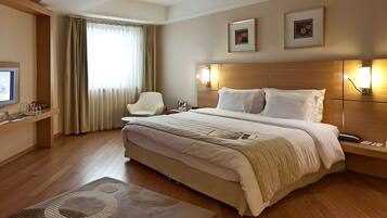 Suite clásica | Escritorio, espacio para trabajar con un portátil, wifi gratis