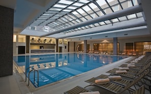 Piscina coperta, piscina stagionale all'aperto, ombrelloni da piscina