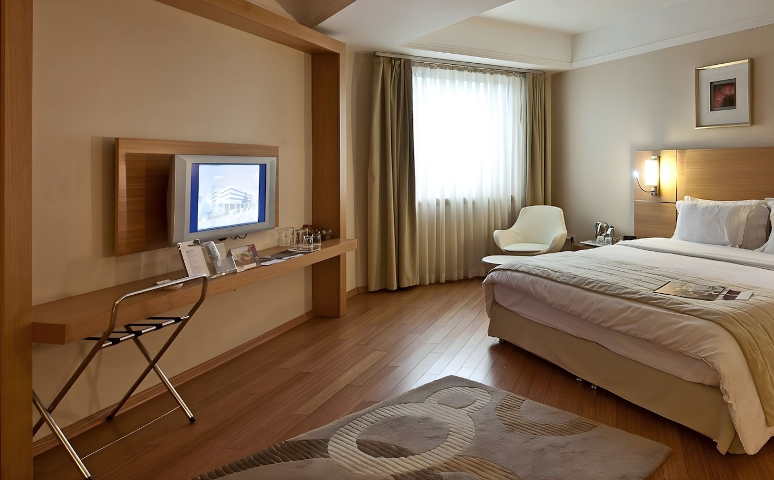 Classic Suite | Desk, laptop workspace, free WiFi