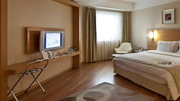 Classic Suite | Desk, laptop workspace, free WiFi