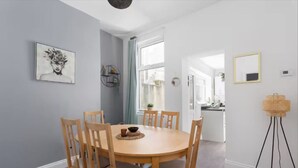 House - Large 4 Bed House - 4 Double Beds (Barrow-in-Furness)